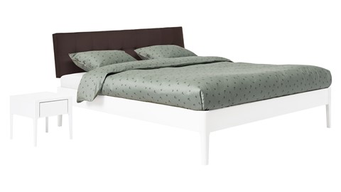 Bed Sky beuken met hoofdbord gecapitonneerd en poot hout, wit lederlook grijs