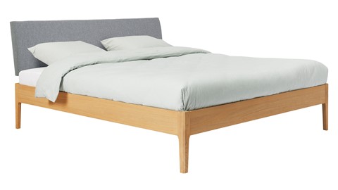 Bed Sky eiken met hoofdbord stof en poot hout, honing stof basalt