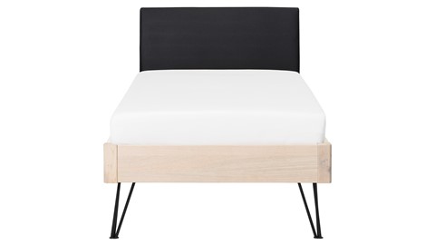 Bed Sky eiken met hoofdbord stof en poot driehoek, eiken lederlook zwart