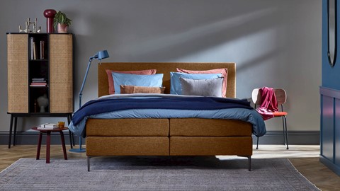 Boxspring Emerald vlak met gestoffeerd matras, cognac