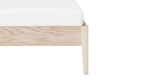 Bed Sky eiken met hoofdbord hout en poot hout