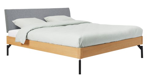 Bed Sky eiken met hoofdbord stof en poot metaal, honing stof basalt