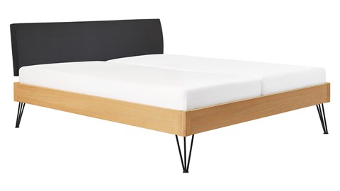 Bed Sky eiken met hoofdbord stof en poot driehoek, honing lederlook zwart