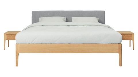 Bed Sky eiken met hoofdbord stof en poot hout, honing stof basalt