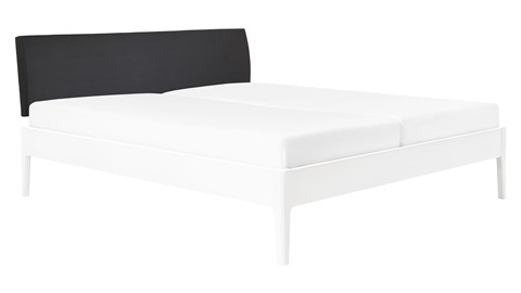 Bed Sky beuken met hoofdbord stof en poot hout, wit lederlook zwart