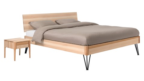 Bed Sky beuken met hoofdbord hout en poot driehoek metaal, beuken