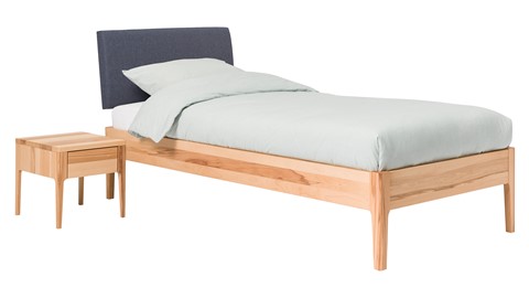 Bed Sky beuken met hoofdbord stof en poot hout, beuken stof grijs