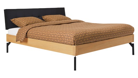 Bed Sky eiken met hoofdbord gecapitonneerd en poot metaal, honing lederlook zwart