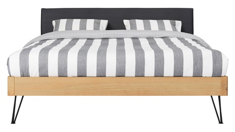 Bed Sky eiken met hoofdbord stof en poot driehoek, honing lederlook zwart