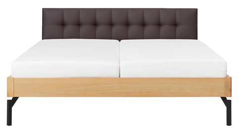 Bed Sky eiken met hoofdbord gecapitonneerd en poot metaal, honing lederlook grijs