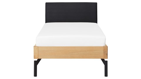 Bed Sky eiken met hoofdbord stof en poot metaal, honing lederlook zwart