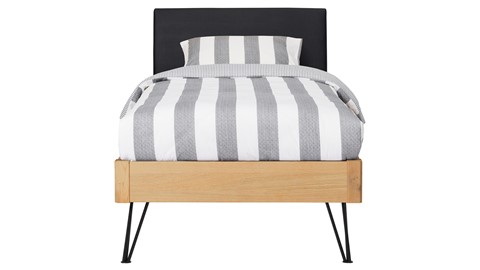 Bed Sky eiken met hoofdbord stof en poot driehoek, honing lederlook zwart