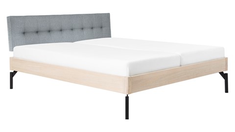 Bed Sky eiken met hoofdbord gecapitonneerd en poot metaal, eiken stof basalt