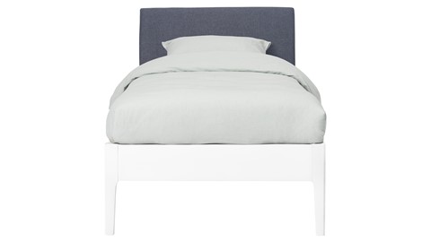 Bed Sky beuken met hoofdbord stof en poot hout, wit stof grijs