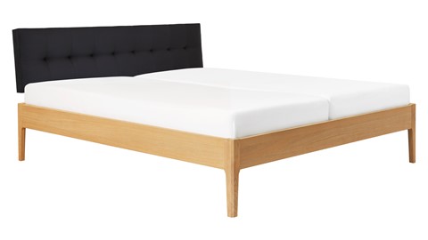 Bed Sky eiken met hoofdbord gecapitonneerd en poot hout, honing lederlook zwart