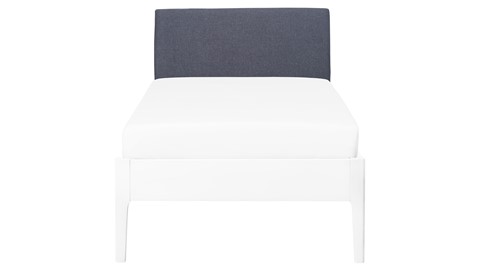 Bed Sky beuken met hoofdbord stof en poot hout, wit stof grijs