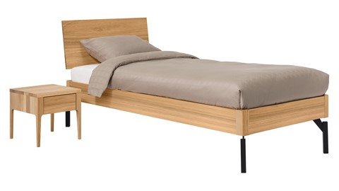 Bed Sky eiken met hoofdbord hout en poot metaal, eiken honing