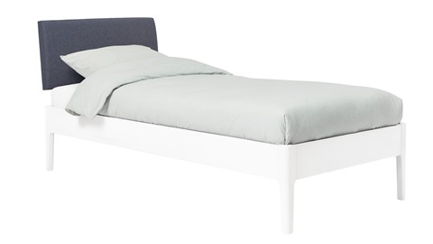 Bed Sky beuken met hoofdbord stof en poot hout, wit stof grijs