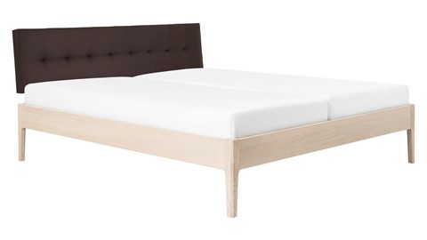 Bed Sky eiken met hoofdbord gecapitonneerd en poot hout, eiken lederlook grijs