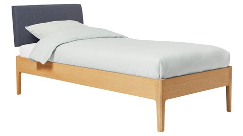 Bed Sky eiken met hoofdbord stof en poot hout, honing stof grijs