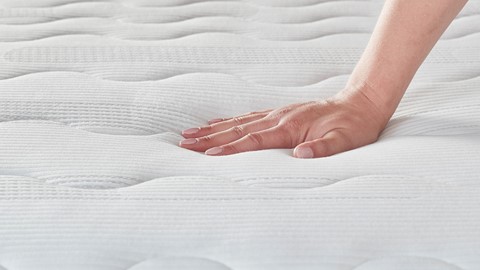 mt_beter-bed-select_silver-foam-deluxe_detail_hand1