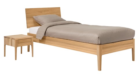 Bed Sky eiken met hoofdbord hout en poot hout, eiken honing