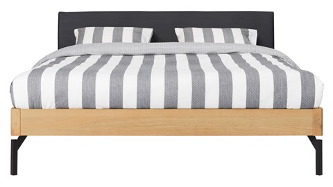 Bed Sky eiken met hoofdbord stof en poot metaal, honing lederlook zwart