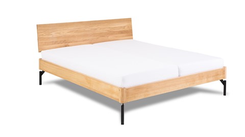 Bed Sky eiken met hoofdbord hout en poot metaal, eiken honing