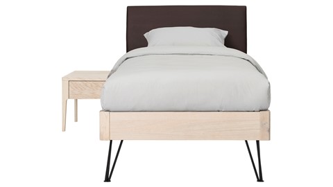 Bed Sky eiken met hoofdbord stof en poot driehoek, eiken lederlook grijs