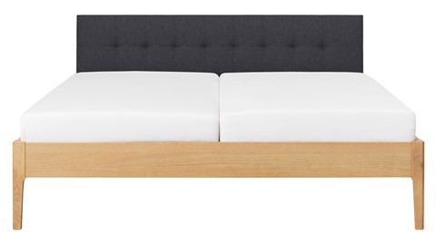 Bed Sky eiken met hoofdbord gecapitonneerd en poot hout, honing stof grijs