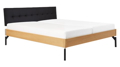 Bed Sky eiken met hoofdbord gecapitonneerd en poot metaal, honing lederlook zwart