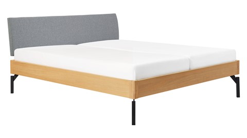 Bed Sky eiken met hoofdbord stof en poot metaal, honing stof basalt