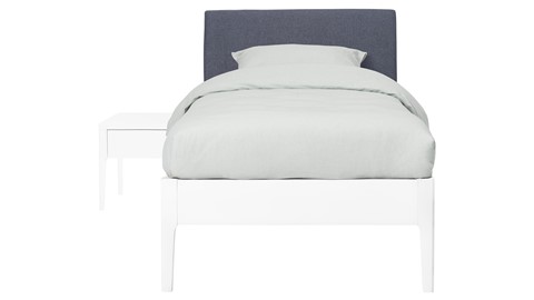 Bed Sky beuken met hoofdbord stof en poot hout, wit stof grijs