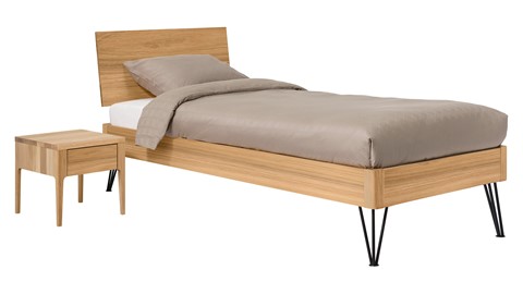 Bed Sky eiken met hoofdbord hout en poot driehoek metaal, eiken honing