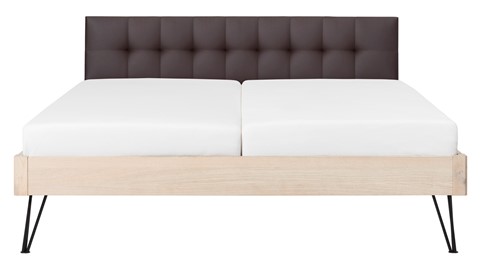 Bed Sky eiken met hoofdbord gecapitonneerd en poot driehoek metaal, eiken lederlook grijs