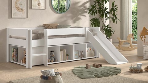 Halfhoogslaper laag met 3 boekenkasten en glijbaan Primo Halfhoogslaper laag met 3 boekenkasten en glijbaan Primo