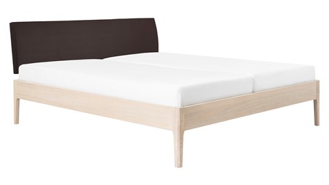 Bed Sky eiken met hoofdbord stof en poot hout, eiken lederlook grijs