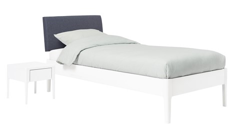 Bed Sky beuken met hoofdbord stof en poot hout, wit stof grijs