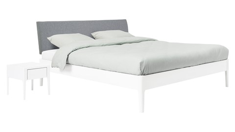 Bed Sky beuken met hoofdbord stof en poot hout, wit stof basalt