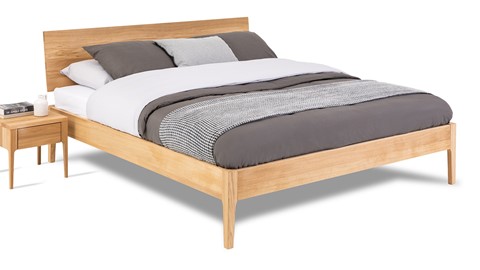 Bed Sky eiken met hoofdbord hout en poot hout, eiken honing