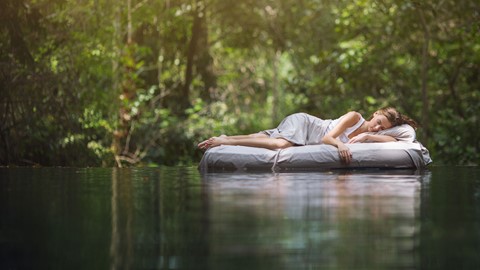 Een vrouw liggend op een matras in een lichaam van water
