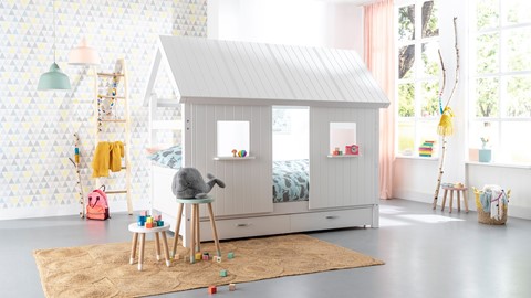 een wit bed in een kamer