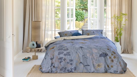 Romantisch blauw dekbedovertrek met bloemen van Beddinghouse