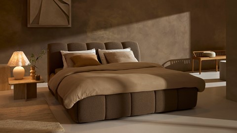 een bed met een bedframe