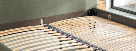 een bedframe met een gebogen lat