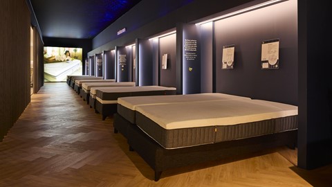 een rij matrassen in een kamer