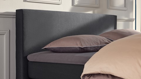 een bed met kussens erop