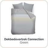 Een bed met dekbed en kussens