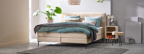 een bed met een bedframe