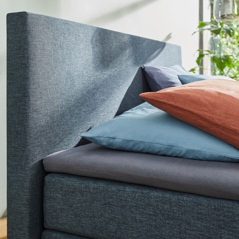 een bed met kussens erop